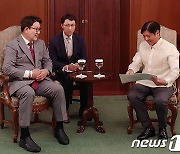 尹특사단, 신임 필리핀 대통령 만나.. 원전 협력 등 논의