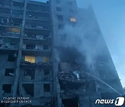 러시아, 뱀섬 철수 몇시간에 오데사 아파트에 폭격..최소 18명 사망(종합)