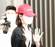 송혜교, 빨강 모자 쓰고..펜디 FW22 패션쇼 참석차 출국