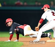 [포토]KIA 김규성, 발이 떨어져서 그만..