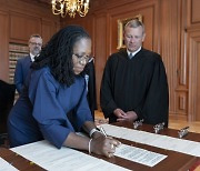 잭슨 美 대법관 공식 취임..233년만에 첫 흑인 여성 대법관
