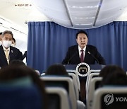 나토서 원전 브로슈어 돌린 尹.. 北에는 단호, "한미일 안보협력 재개"