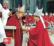 교황, 정순택 서울대교구장에 '팔리움' 수여