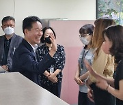 [아이포토] 취임 첫날 직원들과 인사 나누는 김형찬 부산 강서구청장