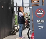 쿠팡 본사서 농성 중인 민노총..무단주차에 금연구역 흡연까지