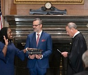 잭슨 美 대법관 취임..233년만에 첫 흑인 여성 대법관