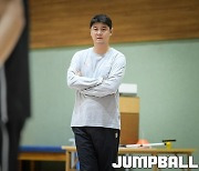 [JB포토] 선수들의 몸상태를 체크하는 김도수 코치