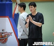 [JB포토] 체력훈련 지도하는 kt 박종천 코치