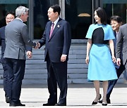 [포토] 첫 순방 마치고 귀국하는 윤석열 대통령