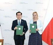 Korean govt on reactor sale pitch arranged 9 MoUs with reactor-related firms in Poland
