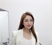 '트롯 여신' 송가인, 화이트 슈트+안경 쓰고 지적인 분위기 물씬