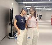 소녀시대 윤아X유리, 커플 운동화 신고 연습실 투샷 공개