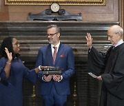 미국 첫 흑인 여성 대법관 취임..잭슨 대법관 "국민을 위해 봉사하겠다"