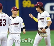 [MD포토] 이정후 '오늘 주인공은 준환이 형'