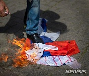 러시아 국기 불 태우는 리투아니아 시위대