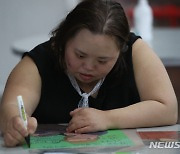 팬들에게 사인해주는 '니얼굴' 캐리커쳐 작가 정은혜