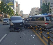 부산서 승합차가 중앙분리대 넘어 차량 충돌..2명 경상
