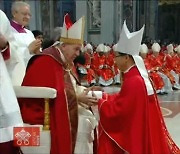 프란치스코 교황에게 '팔리움' 받는 정순택 대주교