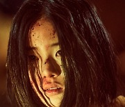'마녀2' 흥행 기념 미공개 스틸..'소녀' 신시아 둘러싼 절체절명 순간