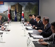 보리스 존슨 영국 총리와 정상회담하는 윤석열 대통령