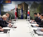 보리스 존슨 영국 총리와 정상회담하는 윤석열 대통령