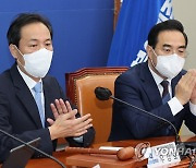 박수치는 우상호 비상대책위원장과 박홍근 원내대표