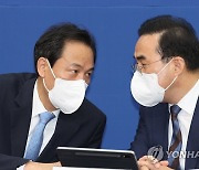 이야기 나누는 우상호 비상대책위원장과 박홍근 원내대표