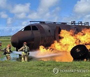 항공기 화재진압 훈련하는 공군