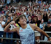 '젊은 황제' 듀플랜티스, 실외 남자 장대높이뛰기 세계新..6m16