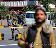 카불의 아프간 지도자 회의장 지키는 탈레반 대원들