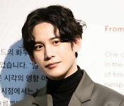 [단독]박기웅, 아동복지센터에 전시회 티켓 150매 기부