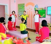 음악 무용실에서 수업 중인 북한 평양중등학원 원아들