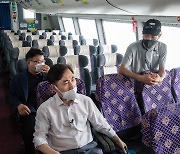 연평도행 여객선 오른 하태경 의원과 北 피살 공무원 유족