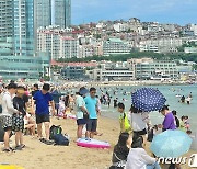 개장 첫주말 해운대해수욕장, 푹푹 찌는 날씨에 관광객 '북적'