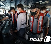사고해역 바라보는 北 피살 해수무 공무원 유족