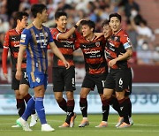 '김승대 멀티골' 포항, 울산 2-0 제압 '3위 점프'..전북, 김천에 2-1 승 '울산과 승점 5점차 2위'