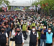 "이렇게는 못 살겠다" 민노총, 5만 명 도심 집회 끝..삼각지로 행진