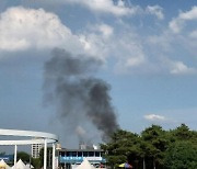 폭염 속 서울 뚝섬한강공원 주차장서 화재..SUV 등 차량 8대 전소