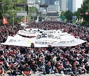 "이렇게는 못 살겠다".. 민주노총, 서울 도심서 6만여 명 대규모 집회