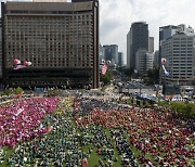 민주노총 "재벌곳간 열어 민생 지원하라" 6만명 서울·경남 동시 집회