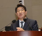 귀국한 권성동 "박홍근과 비공개 회동"..원 구성 타결 나선다
