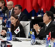 중국, 나토 회의 참석 한국에 "중요 파트너"..일본에는 "역사 반성하라"