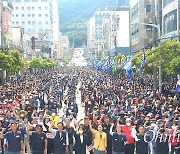 대우조선해양 하청노동자 파업 한 달째, 3천 명 모여 '외침'