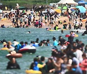 전국 폭염 특보..찜통 더위에 수영장·바다 '인산인해'