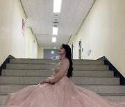 김소현, 영원한 뮤지컬 여신..계단 위에서도 우아한 드레스 자태