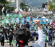 폭염 속 서울 도심서 민주노총 4만9천명 집회..일대 교통 정체