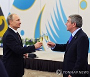 밀착관계 비판에 선긋기?.."IOC 위원장, 푸틴 훈장 받은적 없어"