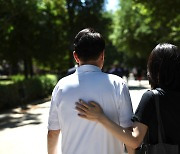 尹대통령 부부, '우리의 소원' 합창에 눈시울 붉혀.."국제정치 실감"