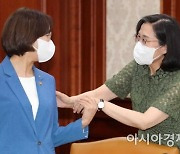 [포토]인사하는 이영 중기부 장관-김현숙 여가부 장관