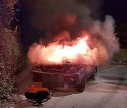 한밤중 북악스카이웨이 달리던 SUV 차량에 불..20분만에 전소